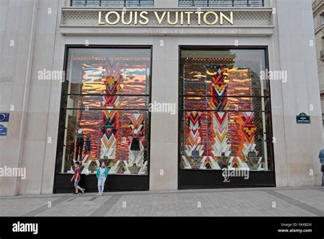 Louis Vuitton Paris Montaigne .